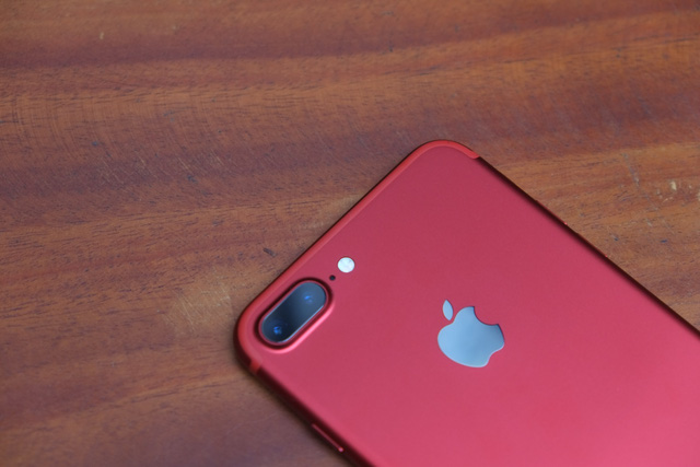 Khác với những chiếc iPhone sáng màu khác như vàng, vàng hồng hay bạc, dải anten của iPhone 7 đỏ không có màu trắng mà được "ưu ái" phủ một lớp sơn màu đỏ lên trên, tạo cảm giác liền mạch trong thiết kế