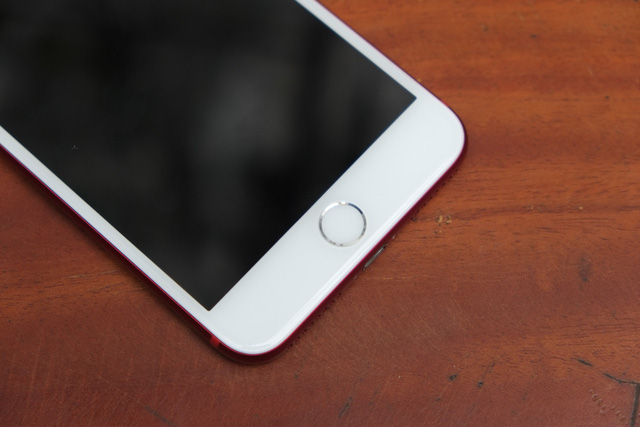 iPhone 7 màu đỏ phá vỡ quy tắc thiết kế của Apple khi có viền xung quanh nút Home màu bạc, chứ không phải là màu đỏ như thân máy