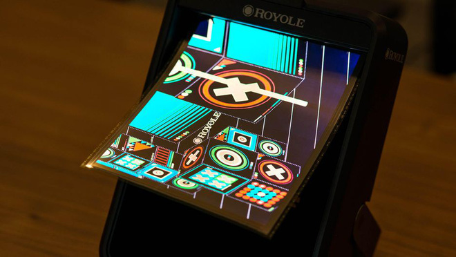 Màn hình siêu dẻo, mỏng chỉ 0,01 mm này sẽ giúp smartphone màn hình gập xuất hiện sớm hơn nhiểu so với bạn nghĩ - Ảnh 2. Màn hình siêu dẻo, mỏng chỉ 0,01 mm này sẽ giúp smartphone màn hình gập xuất hiện sớm hơn nhiểu so với bạn nghĩ - Ảnh 2.