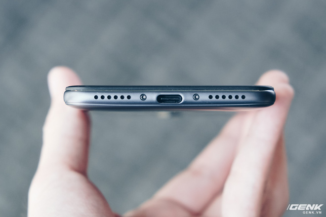 Trên tay Pocophone F1 chính hãng: 7.99 triệu có Snapdragon 845, pin 4000mAh, tai thỏ, camera kép - Ảnh 9. Trên tay Pocophone F1 chính hãng: 7.99 triệu có Snapdragon 845, pin 4000mAh, tai thỏ, camera kép - Ảnh 9.