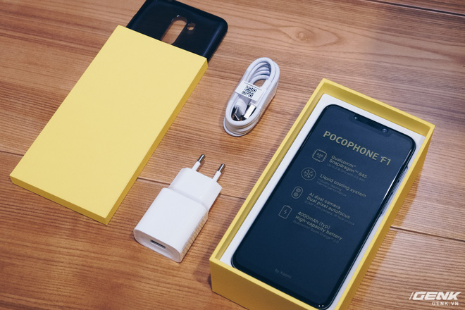 Trên tay Pocophone F1 chính hãng: 7.99 triệu có Snapdragon 845, pin 4000mAh, tai thỏ, camera kép - Ảnh 3. Trên tay Pocophone F1 chính hãng: 7.99 triệu có Snapdragon 845, pin 4000mAh, tai thỏ, camera kép - Ảnh 3.