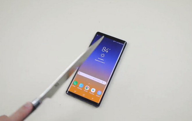 Xem màn tra tấn Galaxy Note9 rùng rợn bằng dao và búa, bất ngờ nhất lại nằm ở viên pin - Ảnh 1.