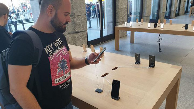 Đợt mở bán iPhone năm nay không còn như ngày hội nhưng cũng đủ đông vui để thấy Apple chưa bao giờ hết hấp dẫn - Ảnh 22. Đợt mở bán iPhone năm nay không còn như ngày hội nhưng cũng đủ đông vui để thấy Apple chưa bao giờ hết hấp dẫn - Ảnh 22.