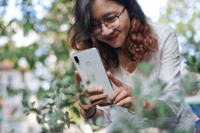 Phải cầm trên tay mới thấy Huawei Nova 3i phiên bản Trắng ngọc trai khác biệt với các smartphone màu trắng khác như thế nào - Ảnh 10. Phải cầm trên tay mới thấy Huawei Nova 3i phiên bản Trắng ngọc trai khác biệt với các smartphone màu trắng khác như thế nào - Ảnh 10.