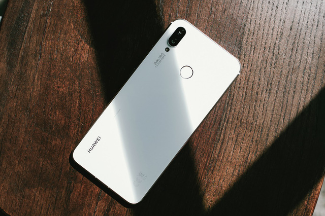 Phải cầm trên tay mới thấy Huawei Nova 3i phiên bản Trắng ngọc trai khác biệt với các smartphone màu trắng khác như thế nào - Ảnh 2. Phải cầm trên tay mới thấy Huawei Nova 3i phiên bản Trắng ngọc trai khác biệt với các smartphone màu trắng khác như thế nào - Ảnh 2.