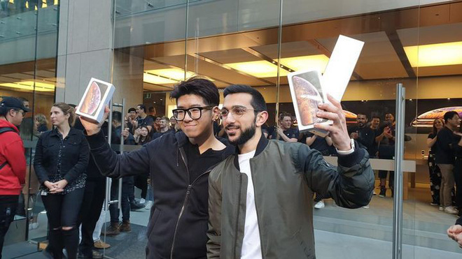 Đợt mở bán iPhone năm nay không còn như ngày hội nhưng cũng đủ đông vui để thấy Apple chưa bao giờ hết hấp dẫn - Ảnh 9. Đợt mở bán iPhone năm nay không còn như ngày hội nhưng cũng đủ đông vui để thấy Apple chưa bao giờ hết hấp dẫn - Ảnh 9.