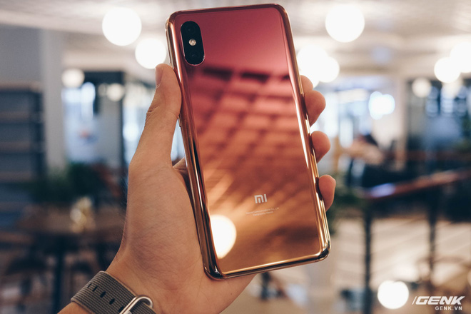 Trên tay Xiaomi Mi 8 Pro: Mi 8 thêm cảm biến vân tay dưới màn hình, màu gradient bắt mắt - Ảnh 4. Trên tay Xiaomi Mi 8 Pro: Mi 8 thêm cảm biến vân tay dưới màn hình, màu gradient bắt mắt - Ảnh 4.