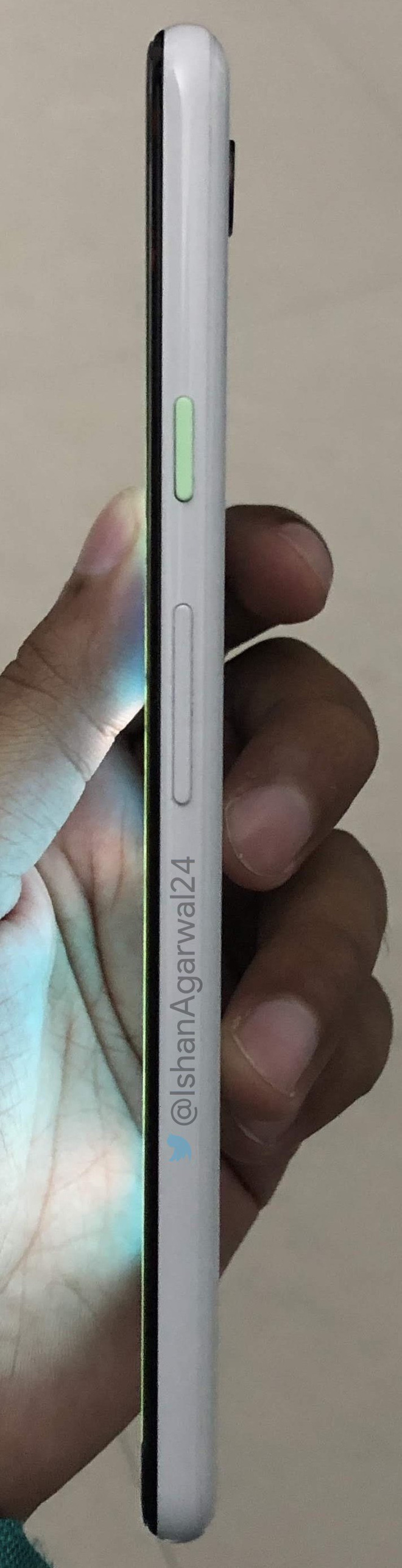 Pixel 3 XL phiên bản màu trắng lộ diện: Vẫn chỉ có 1 camera sau, nút nguồn có màu độc đáo - Ảnh 4. Pixel 3 XL phiên bản màu trắng lộ diện: Vẫn chỉ có 1 camera sau, nút nguồn có màu độc đáo - Ảnh 4.