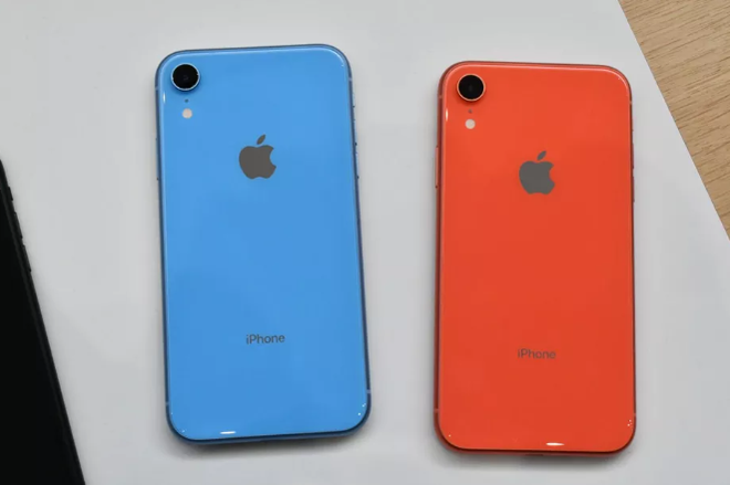 Trên tay iPhone XR: Màu đỏ và cam rất nổi bật, viền màn hình hơi dày do dùng màn LCD - Ảnh 7. Trên tay iPhone XR: Màu đỏ và cam rất nổi bật, viền màn hình hơi dày do dùng màn LCD - Ảnh 7.
