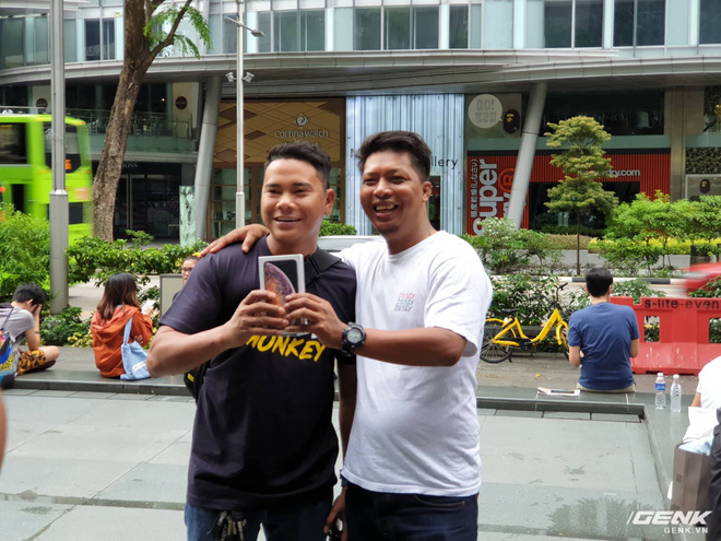 Vừa mua được iPhone XS và XS Max, dân buôn Việt Nam bán lại máy với giá gốc vì sợ lỗ - Ảnh 3. Vừa mua được iPhone XS và XS Max, dân buôn Việt Nam bán lại máy với giá gốc vì sợ lỗ - Ảnh 3.