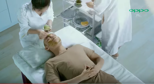 Không riêng Ovaltine dìm đối thủ, Samsung cũng từng tung video có Isaac “đá xoáy” quảng cáo có Sơn Tùng MTP của Oppo - Ảnh 3. Không riêng Ovaltine dìm đối thủ, Samsung cũng từng tung video có Isaac “đá xoáy” quảng cáo có Sơn Tùng MTP của Oppo - Ảnh 3.