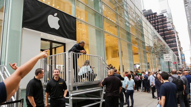 Đợt mở bán iPhone năm nay không còn như ngày hội nhưng cũng đủ đông vui để thấy Apple chưa bao giờ hết hấp dẫn - Ảnh 32. Đợt mở bán iPhone năm nay không còn như ngày hội nhưng cũng đủ đông vui để thấy Apple chưa bao giờ hết hấp dẫn - Ảnh 32.