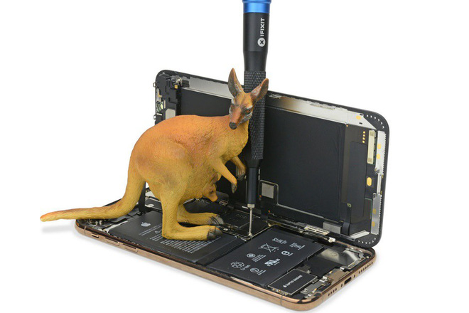 Teardown đầu tiên của iPhone XS Max tiết lộ lí do vì sao việc sửa chữa có giá lên đến 599 USD - Ảnh 1. Teardown đầu tiên của iPhone XS Max tiết lộ lí do vì sao việc sửa chữa có giá lên đến 599 USD - Ảnh 1.