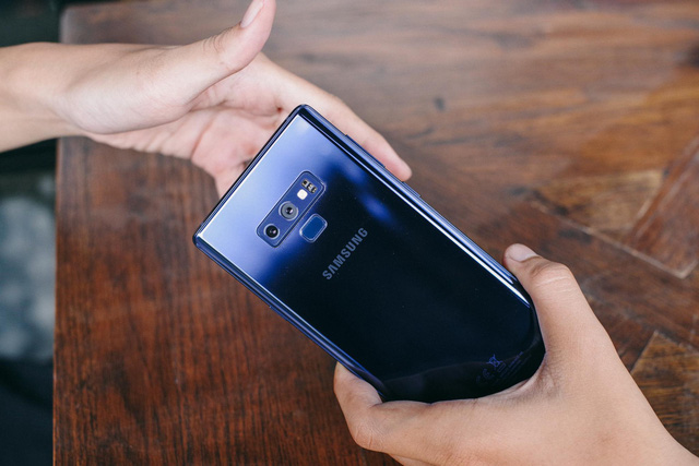 Tự dưng ai cũng hỏi thăm khi ngày đầu cầm trong tay Galaxy Note9 - Ảnh 1.