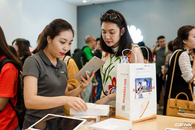 Cửa hàng trải nghiệm đầu tiên của Huawei đã có mặt ở Hà Nội: Mate RS Porsche Design, Matebook X Pro và hơn thế nữa… - Ảnh 9. Cửa hàng trải nghiệm đầu tiên của Huawei đã có mặt ở Hà Nội: Mate RS Porsche Design, Matebook X Pro và hơn thế nữa… - Ảnh 9.