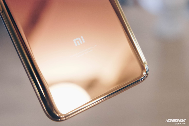 Trên tay Xiaomi Mi 8 Pro: Mi 8 thêm cảm biến vân tay dưới màn hình, màu gradient bắt mắt - Ảnh 13. Trên tay Xiaomi Mi 8 Pro: Mi 8 thêm cảm biến vân tay dưới màn hình, màu gradient bắt mắt - Ảnh 13.