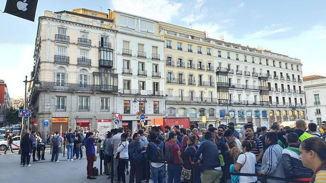 Đợt mở bán iPhone năm nay không còn như ngày hội nhưng cũng đủ đông vui để thấy Apple chưa bao giờ hết hấp dẫn - Ảnh 19. Đợt mở bán iPhone năm nay không còn như ngày hội nhưng cũng đủ đông vui để thấy Apple chưa bao giờ hết hấp dẫn - Ảnh 19.