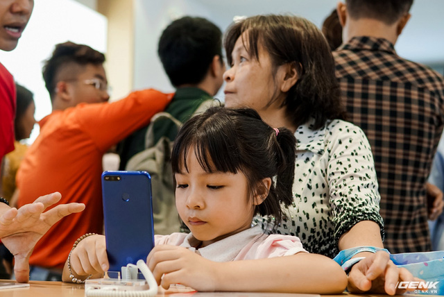 Cửa hàng trải nghiệm đầu tiên của Huawei đã có mặt ở Hà Nội: Mate RS Porsche Design, Matebook X Pro và hơn thế nữa… - Ảnh 10. Cửa hàng trải nghiệm đầu tiên của Huawei đã có mặt ở Hà Nội: Mate RS Porsche Design, Matebook X Pro và hơn thế nữa… - Ảnh 10.