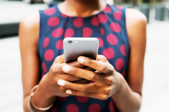 iPhone mới bị phụ nữ chỉ trích vì trọng nam khinh nữ, quá to - Ảnh 3. iPhone mới bị phụ nữ chỉ trích vì trọng nam khinh nữ, quá to - Ảnh 3.