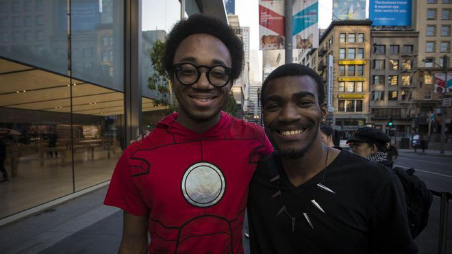 Đợt mở bán iPhone năm nay không còn như ngày hội nhưng cũng đủ đông vui để thấy Apple chưa bao giờ hết hấp dẫn - Ảnh 2. Đợt mở bán iPhone năm nay không còn như ngày hội nhưng cũng đủ đông vui để thấy Apple chưa bao giờ hết hấp dẫn - Ảnh 2.