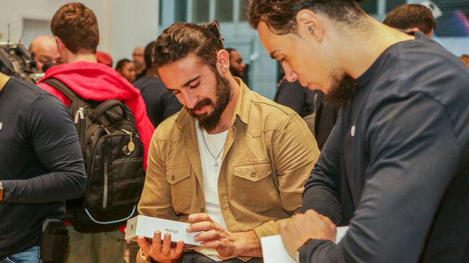 Đợt mở bán iPhone năm nay không còn như ngày hội nhưng cũng đủ đông vui để thấy Apple chưa bao giờ hết hấp dẫn - Ảnh 38. Đợt mở bán iPhone năm nay không còn như ngày hội nhưng cũng đủ đông vui để thấy Apple chưa bao giờ hết hấp dẫn - Ảnh 38.