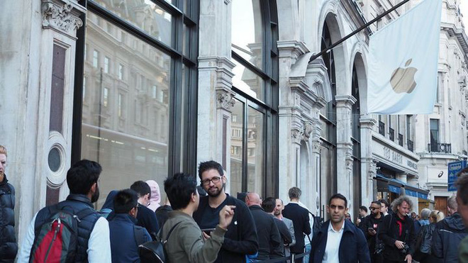 Đợt mở bán iPhone năm nay không còn như ngày hội nhưng cũng đủ đông vui để thấy Apple chưa bao giờ hết hấp dẫn - Ảnh 23. Đợt mở bán iPhone năm nay không còn như ngày hội nhưng cũng đủ đông vui để thấy Apple chưa bao giờ hết hấp dẫn - Ảnh 23.