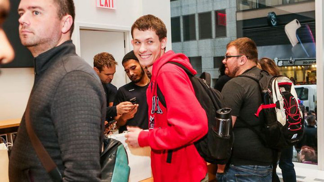 Đợt mở bán iPhone năm nay không còn như ngày hội nhưng cũng đủ đông vui để thấy Apple chưa bao giờ hết hấp dẫn - Ảnh 37. Đợt mở bán iPhone năm nay không còn như ngày hội nhưng cũng đủ đông vui để thấy Apple chưa bao giờ hết hấp dẫn - Ảnh 37.