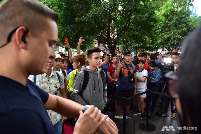 Fanboy Apple từ Việt Nam xếp hàng 24 tiếng để mua iPhone XS lên báo nước ngoài: Mình không thấy mệt tí gì cả! - Ảnh 2. Fanboy Apple từ Việt Nam xếp hàng 24 tiếng để mua iPhone XS lên báo nước ngoài: Mình không thấy mệt tí gì cả! - Ảnh 2.