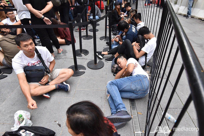 Fanboy Apple từ Việt Nam xếp hàng 24 tiếng để mua iPhone XS lên báo nước ngoài: Mình không thấy mệt tí gì cả! - Ảnh 4. Fanboy Apple từ Việt Nam xếp hàng 24 tiếng để mua iPhone XS lên báo nước ngoài: Mình không thấy mệt tí gì cả! - Ảnh 4.