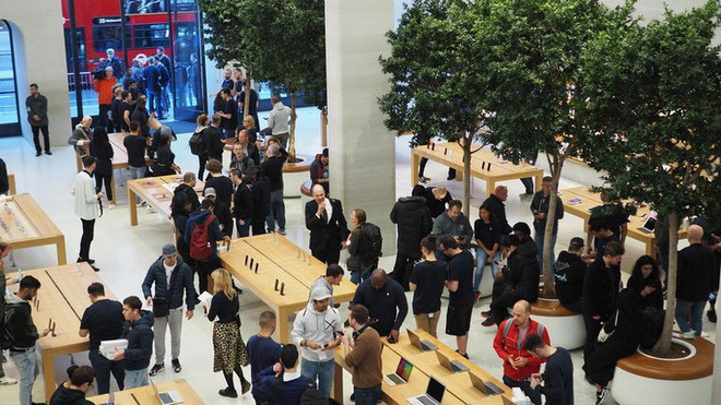 Đợt mở bán iPhone năm nay không còn như ngày hội nhưng cũng đủ đông vui để thấy Apple chưa bao giờ hết hấp dẫn - Ảnh 28. Đợt mở bán iPhone năm nay không còn như ngày hội nhưng cũng đủ đông vui để thấy Apple chưa bao giờ hết hấp dẫn - Ảnh 28.