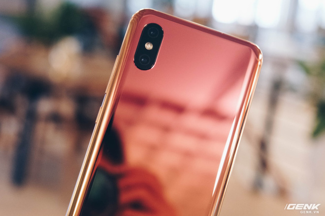 Trên tay Xiaomi Mi 8 Pro: Mi 8 thêm cảm biến vân tay dưới màn hình, màu gradient bắt mắt - Ảnh 5. Trên tay Xiaomi Mi 8 Pro: Mi 8 thêm cảm biến vân tay dưới màn hình, màu gradient bắt mắt - Ảnh 5.