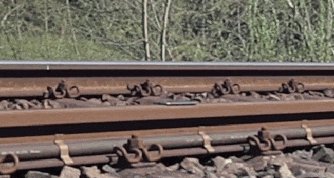 Thử cho tàu hỏa cán qua iPhone XS: Thân xác chia lìa và đi tong 1000 USD - Ảnh 1. Thử cho tàu hỏa cán qua iPhone XS: Thân xác chia lìa và đi tong 1000 USD - Ảnh 1.