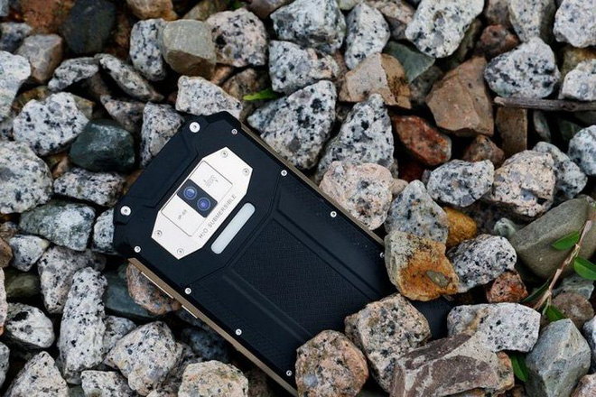 Thử độ bền Oukitel WP2: Một mình máy chấp hết dao, kéo búa, đóng đinh, thả rơi và bị chém bằng kiếm Nhật - Ảnh 3. Thử độ bền Oukitel WP2: Một mình máy chấp hết dao, kéo búa, đóng đinh, thả rơi và bị chém bằng kiếm Nhật - Ảnh 3.