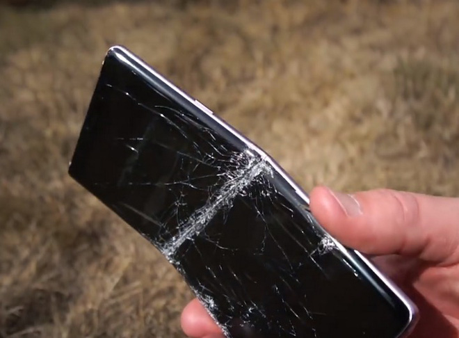 Thử chém Galaxy Note9 và iPhone XS Max bằng kiếm Nhật: Còn đâu thân hình kiều diễm nữa! - Ảnh 4. Thử chém Galaxy Note9 và iPhone XS Max bằng kiếm Nhật: Còn đâu thân hình kiều diễm nữa! - Ảnh 4.