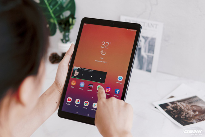Trên tay Galaxy Tab A 10.5 mới: Cỗ máy giải trí 4 loa Dolby Atmos, pin lớn, hỗ trợ sạc nhanh, 4G LTE và nhận diện khuôn mặt - Ảnh 2. Trên tay Galaxy Tab A 10.5 mới: Cỗ máy giải trí 4 loa Dolby Atmos, pin lớn, hỗ trợ sạc nhanh, 4G LTE và nhận diện khuôn mặt - Ảnh 2.