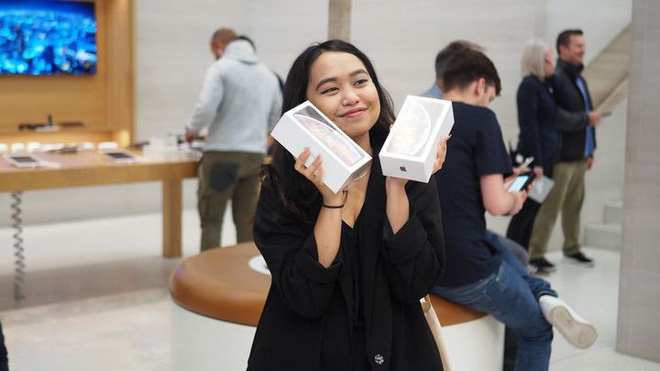 Đợt mở bán iPhone năm nay không còn như ngày hội nhưng cũng đủ đông vui để thấy Apple chưa bao giờ hết hấp dẫn - Ảnh 27. Đợt mở bán iPhone năm nay không còn như ngày hội nhưng cũng đủ đông vui để thấy Apple chưa bao giờ hết hấp dẫn - Ảnh 27.