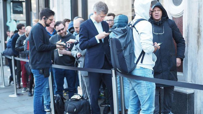 Đợt mở bán iPhone năm nay không còn như ngày hội nhưng cũng đủ đông vui để thấy Apple chưa bao giờ hết hấp dẫn - Ảnh 24. Đợt mở bán iPhone năm nay không còn như ngày hội nhưng cũng đủ đông vui để thấy Apple chưa bao giờ hết hấp dẫn - Ảnh 24.