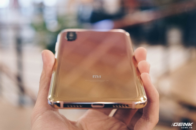 Trên tay Xiaomi Mi 8 Pro: Mi 8 thêm cảm biến vân tay dưới màn hình, màu gradient bắt mắt - Ảnh 12. Trên tay Xiaomi Mi 8 Pro: Mi 8 thêm cảm biến vân tay dưới màn hình, màu gradient bắt mắt - Ảnh 12.