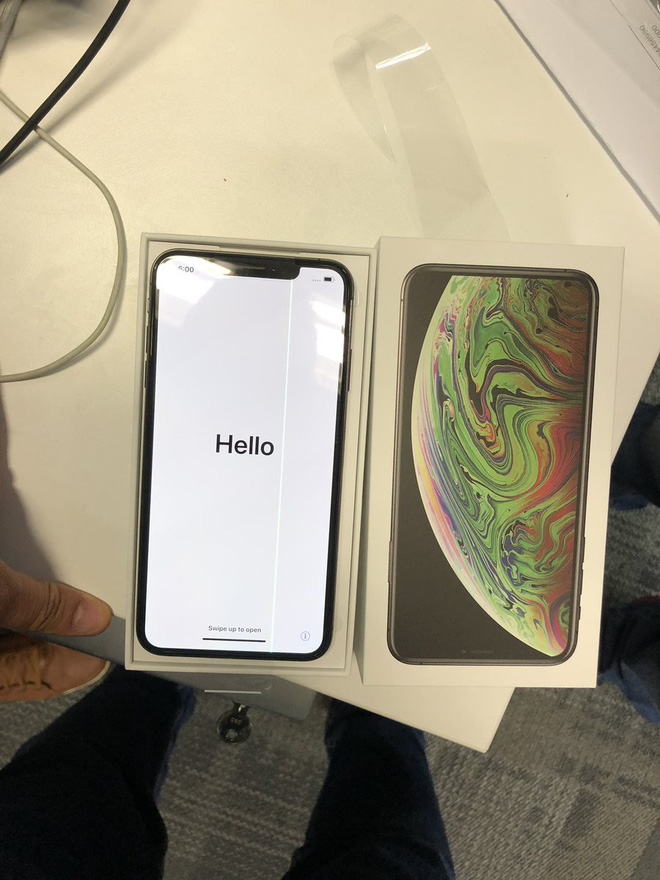 iPhone XS Max vừa mở hộp đã bị lỗi sọc màn hình - Ảnh 1. iPhone XS Max vừa mở hộp đã bị lỗi sọc màn hình - Ảnh 1.