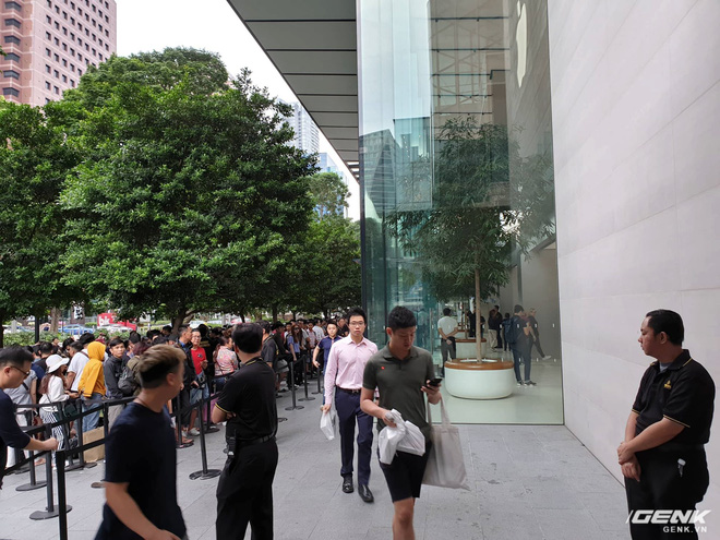 Vừa mua được iPhone XS và XS Max, dân buôn Việt Nam bán lại máy với giá gốc vì sợ lỗ - Ảnh 2. Vừa mua được iPhone XS và XS Max, dân buôn Việt Nam bán lại máy với giá gốc vì sợ lỗ - Ảnh 2.