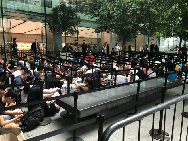 Singapore: Thanh niên lũ lượt camp iPhone XS trước 20 tiếng, một mét vuông bốn chú ngồi chung - Ảnh 11. Singapore: Thanh niên lũ lượt camp iPhone XS trước 20 tiếng, một mét vuông bốn chú ngồi chung - Ảnh 11.