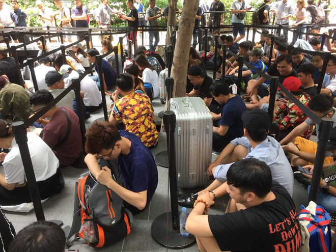 Singapore: Thanh niên lũ lượt camp iPhone XS trước 20 tiếng, một mét vuông bốn chú ngồi chung - Ảnh 5. Singapore: Thanh niên lũ lượt camp iPhone XS trước 20 tiếng, một mét vuông bốn chú ngồi chung - Ảnh 5.