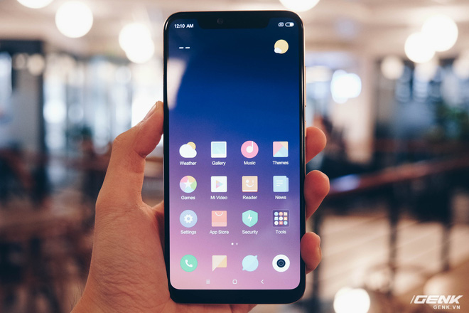 Trên tay Xiaomi Mi 8 Pro: Mi 8 thêm cảm biến vân tay dưới màn hình, màu gradient bắt mắt - Ảnh 2. Trên tay Xiaomi Mi 8 Pro: Mi 8 thêm cảm biến vân tay dưới màn hình, màu gradient bắt mắt - Ảnh 2.