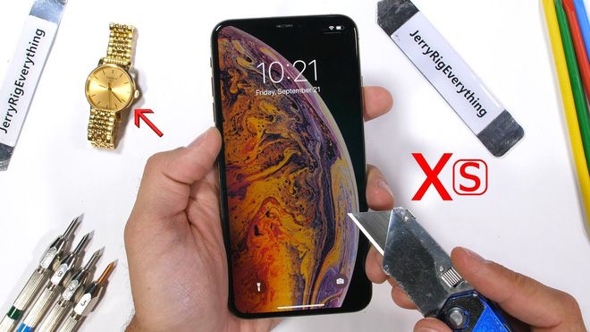 Tra tấn iPhone XS Max bằng cào xước, hơ lửa và bẻ cong: Độ bền tốt nhưng khả năng chống xước không cao - Ảnh 1. Tra tấn iPhone XS Max bằng cào xước, hơ lửa và bẻ cong: Độ bền tốt nhưng khả năng chống xước không cao - Ảnh 1.