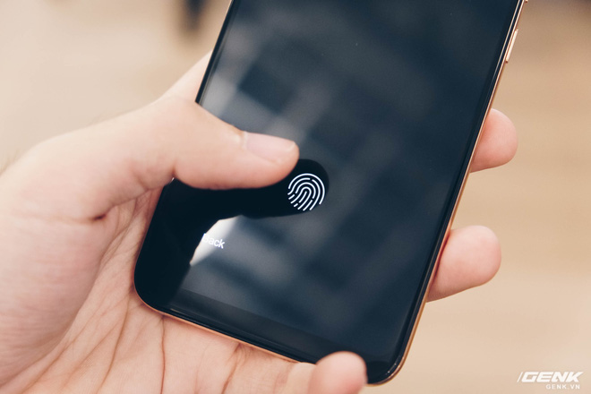 Trên tay Xiaomi Mi 8 Pro: Mi 8 thêm cảm biến vân tay dưới màn hình, màu gradient bắt mắt - Ảnh 9. Trên tay Xiaomi Mi 8 Pro: Mi 8 thêm cảm biến vân tay dưới màn hình, màu gradient bắt mắt - Ảnh 9.