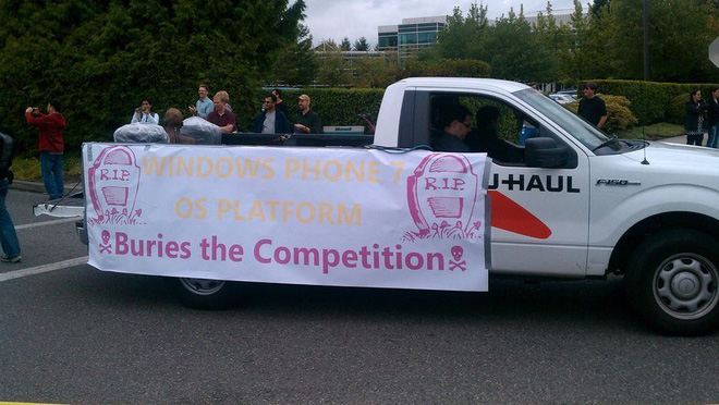 Ngày này 8 năm trước: Microsoft đã tổ chức một cuộc diễu hành kỷ niệm cái chết của iPhone - Ảnh 5. Ngày này 8 năm trước: Microsoft đã tổ chức một cuộc diễu hành kỷ niệm cái chết của iPhone - Ảnh 5.