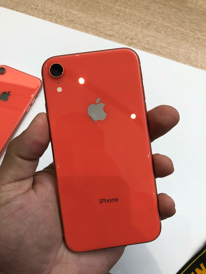 Trên tay iPhone XR: Màu đỏ và cam rất nổi bật, viền màn hình hơi dày do dùng màn LCD - Ảnh 4. Trên tay iPhone XR: Màu đỏ và cam rất nổi bật, viền màn hình hơi dày do dùng màn LCD - Ảnh 4.