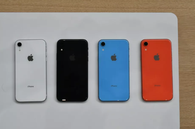 Trên tay iPhone XR: Màu đỏ và cam rất nổi bật, viền màn hình hơi dày do dùng màn LCD - Ảnh 8. Trên tay iPhone XR: Màu đỏ và cam rất nổi bật, viền màn hình hơi dày do dùng màn LCD - Ảnh 8.