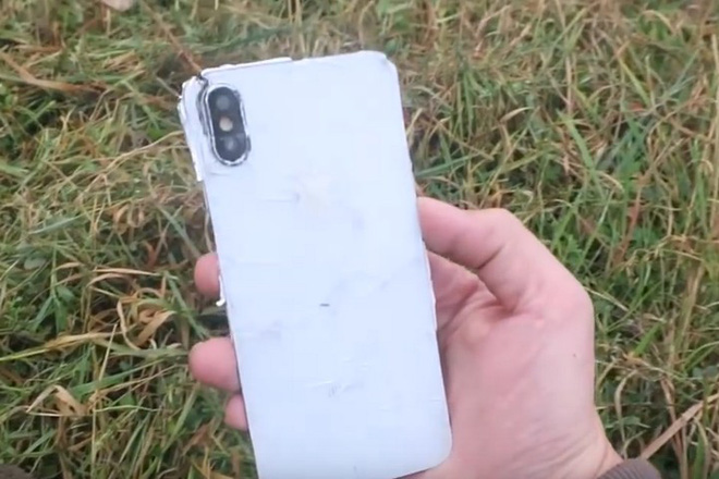 Thử cho tàu hỏa cán qua iPhone XS: Thân xác chia lìa và đi tong 1000 USD - Ảnh 3. Thử cho tàu hỏa cán qua iPhone XS: Thân xác chia lìa và đi tong 1000 USD - Ảnh 3.