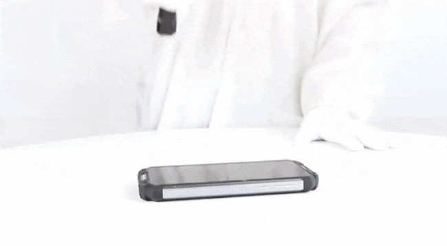 Thử độ bền Oukitel WP2: Một mình máy chấp hết dao, kéo búa, đóng đinh, thả rơi và bị chém bằng kiếm Nhật - Ảnh 2. Thử độ bền Oukitel WP2: Một mình máy chấp hết dao, kéo búa, đóng đinh, thả rơi và bị chém bằng kiếm Nhật - Ảnh 2.